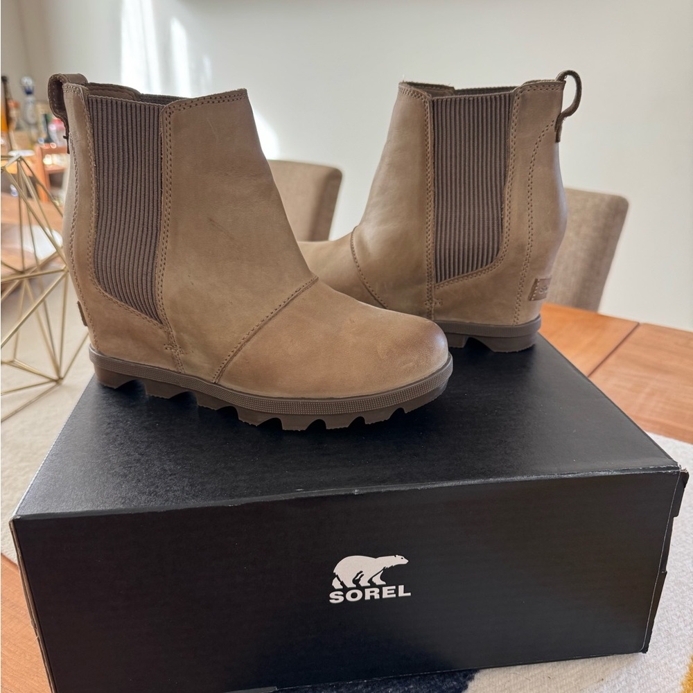 SOREL WOMEN'S JOAN OF ARCTIC™
WEDGE II CHELSEA BOOTIE size 7